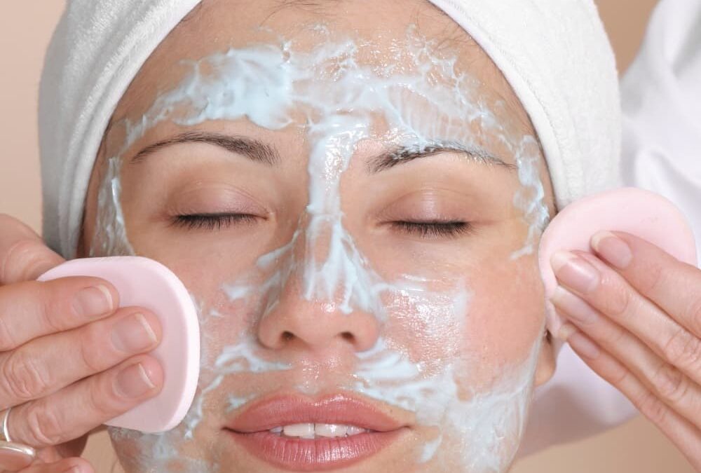 Diferencias entre limpieza facial profunda y limpieza básica