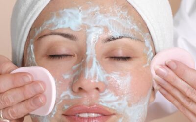 Diferencias entre limpieza facial profunda y limpieza básica